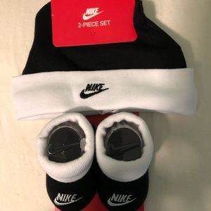 NWT NIKE 0-6mos. BOOTIES AND HAT SET